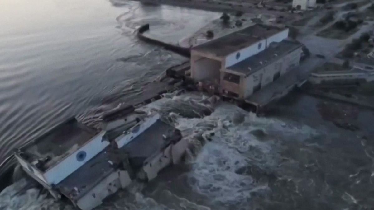 FOTO: Kachovská přehrada po zničení zaplavuje okolní města